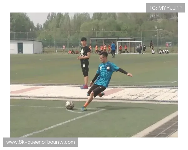 “雨战影响传球精度，双方球员频繁滑倒”