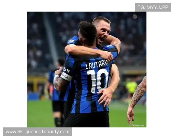 劳塔罗与队友训练玩笑，国米氛围轻松