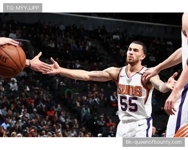 前NBA球员迈克-詹姆斯抵达沈阳，与辽宁队会合